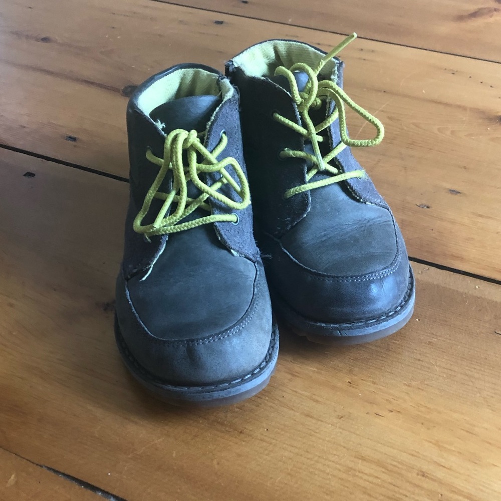 Boys UGG leather boots size 10. Great condition!